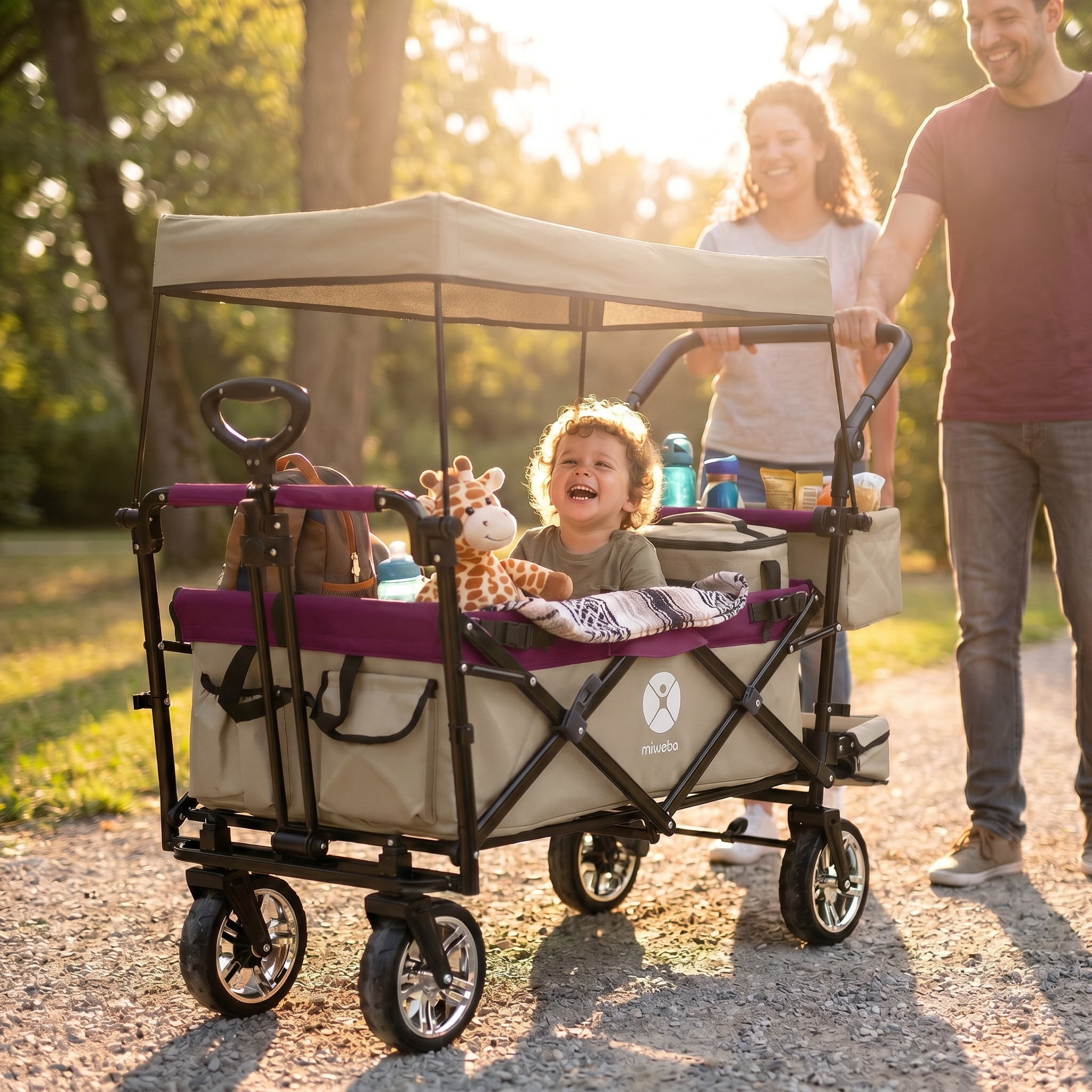 Ein lächelndes Kind sitzt in einem Kinderwagen, während Eltern im Sonnenlicht spazieren.