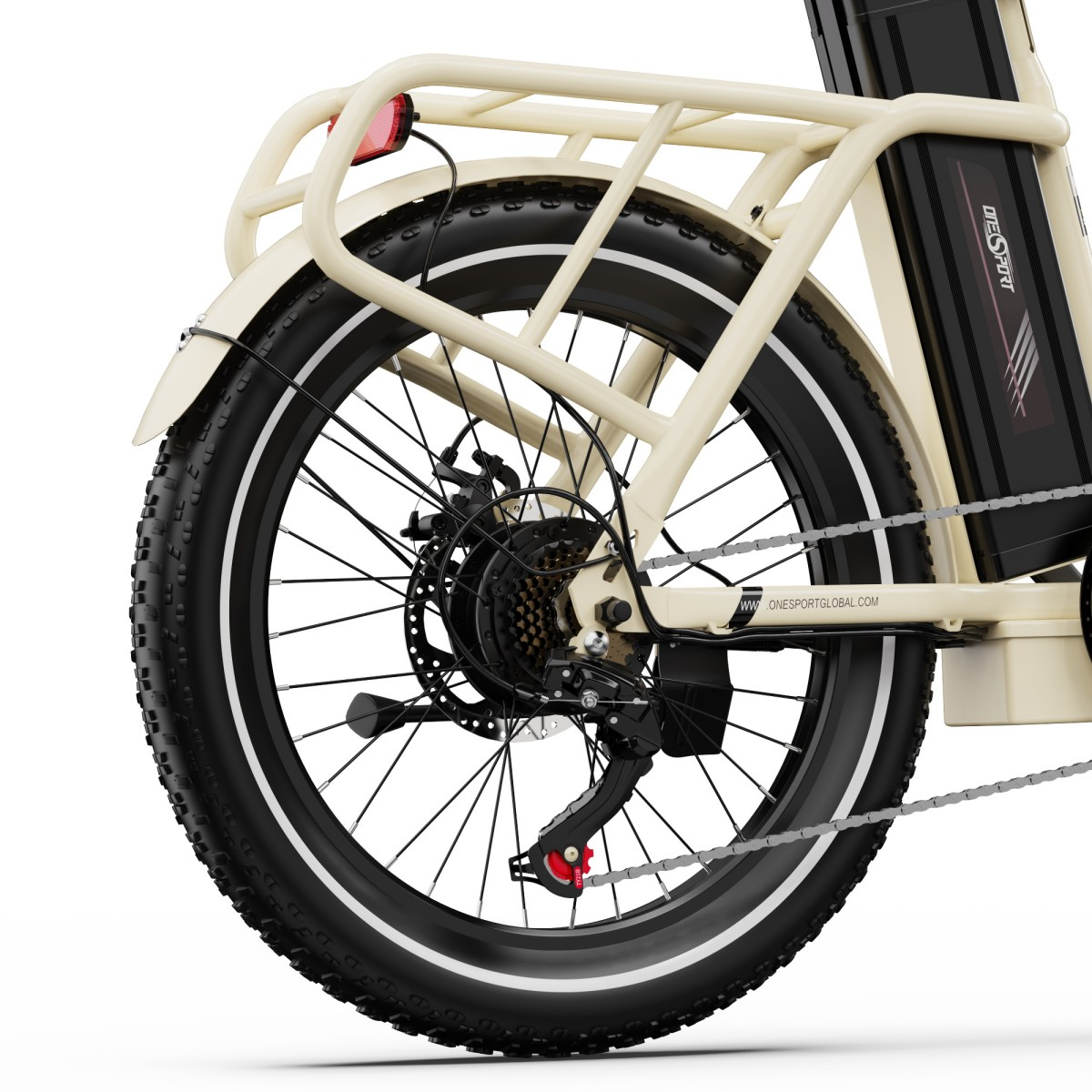 Primo piano della ruota posteriore di una e-bike color crema con portapacchi.