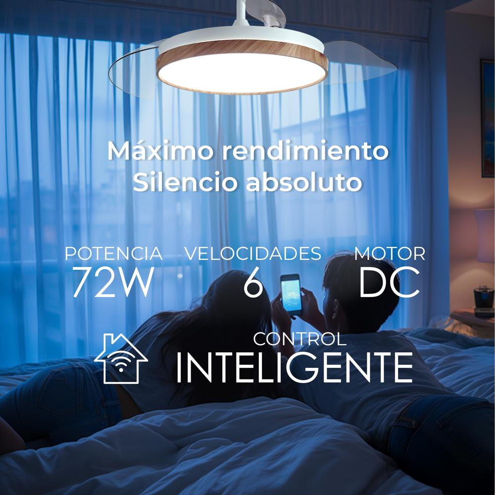 Un ventilador de techo con luz sobre una cama con dos personas acostadas.