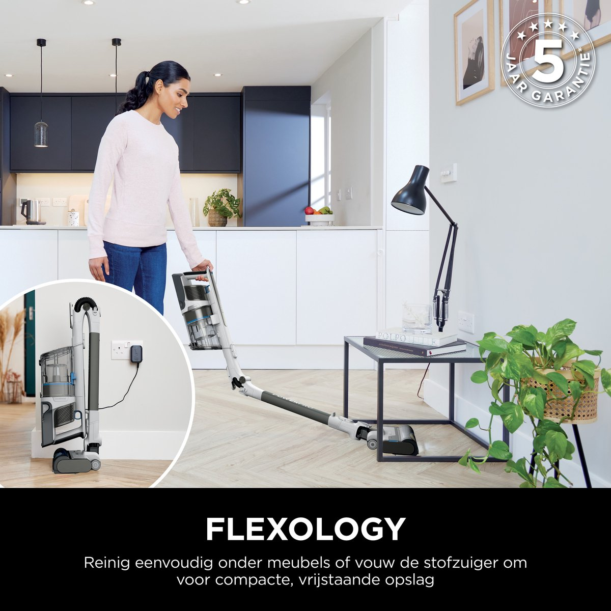 Een vrouw gebruikt een stofzuiger in een moderne keuken. Een detail toont het opladen.