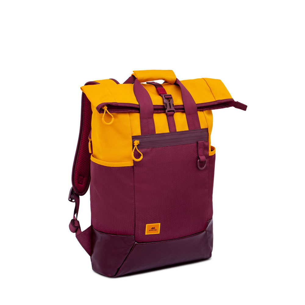 Uno zaino giallo e bordeaux con chiusura arrotolabile su sfondo bianco.