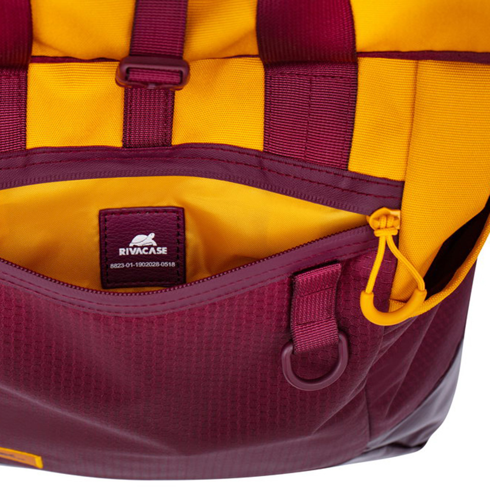 Primo piano di una borsa marrone con fodera gialla e logo Rivacase.