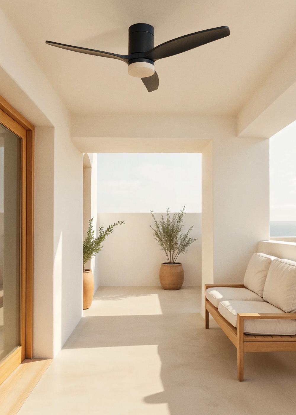 Un ventilador de techo moderno sobre un balcón con sofá y plantas.