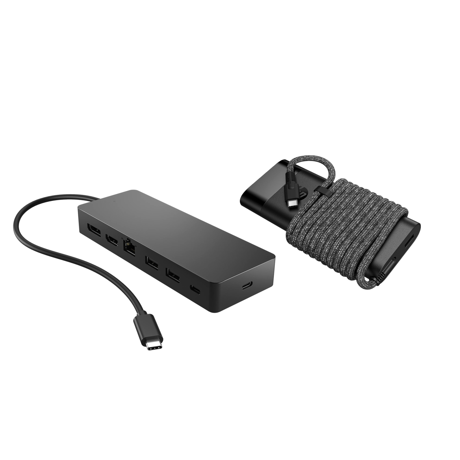 Un hub USB-C nero con porte e un cavo di ricarica avvolto accanto.