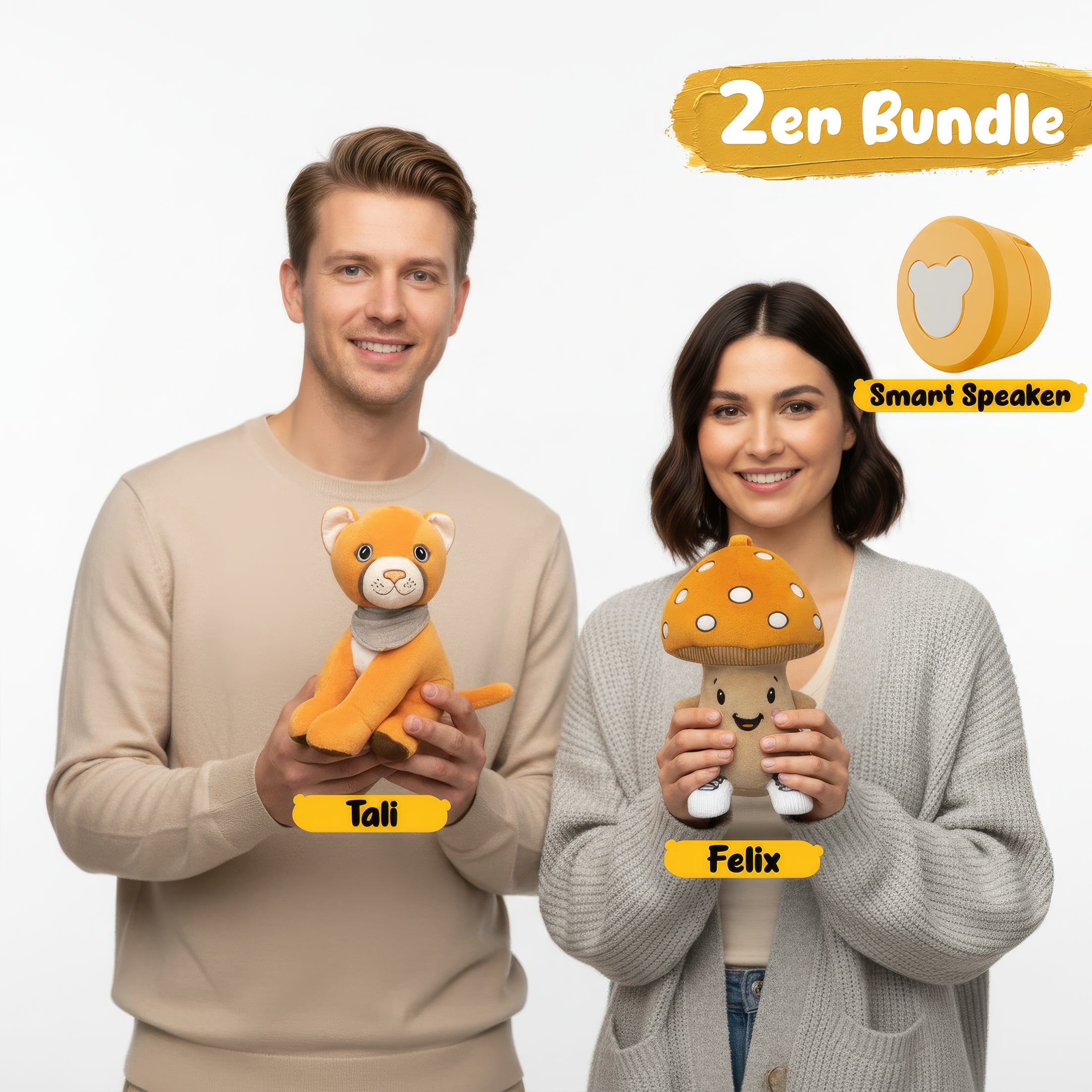 Mann mit Löwenstofftier, Frau mit Pilzstofftier und Smart Speaker.