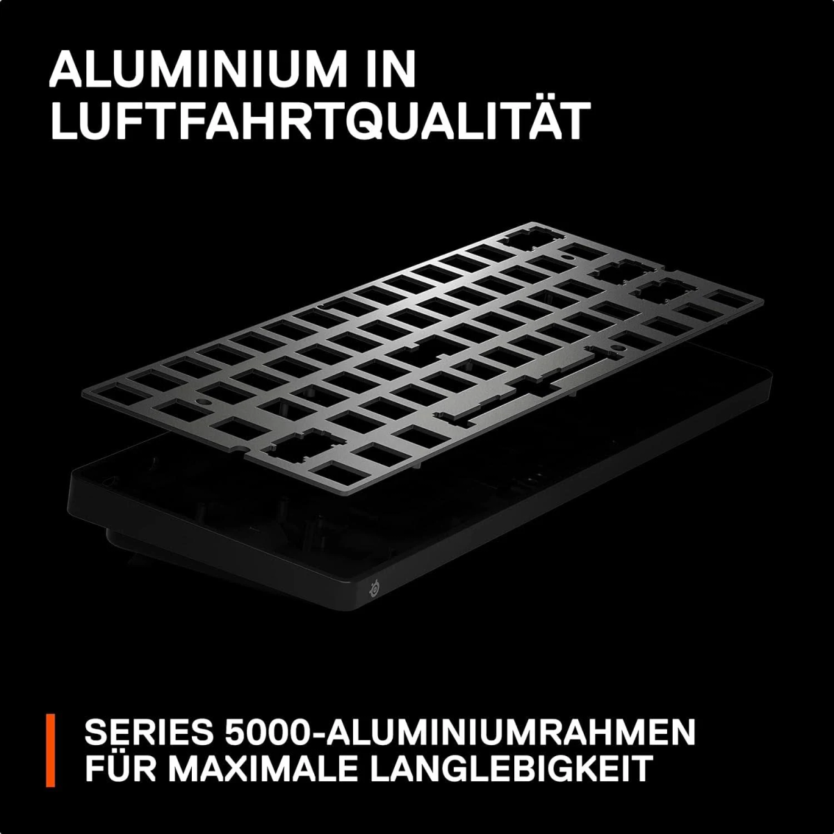 Un marco plateado de teclado con muchas aberturas cuadradas se asienta sobre una base de teclado negra.