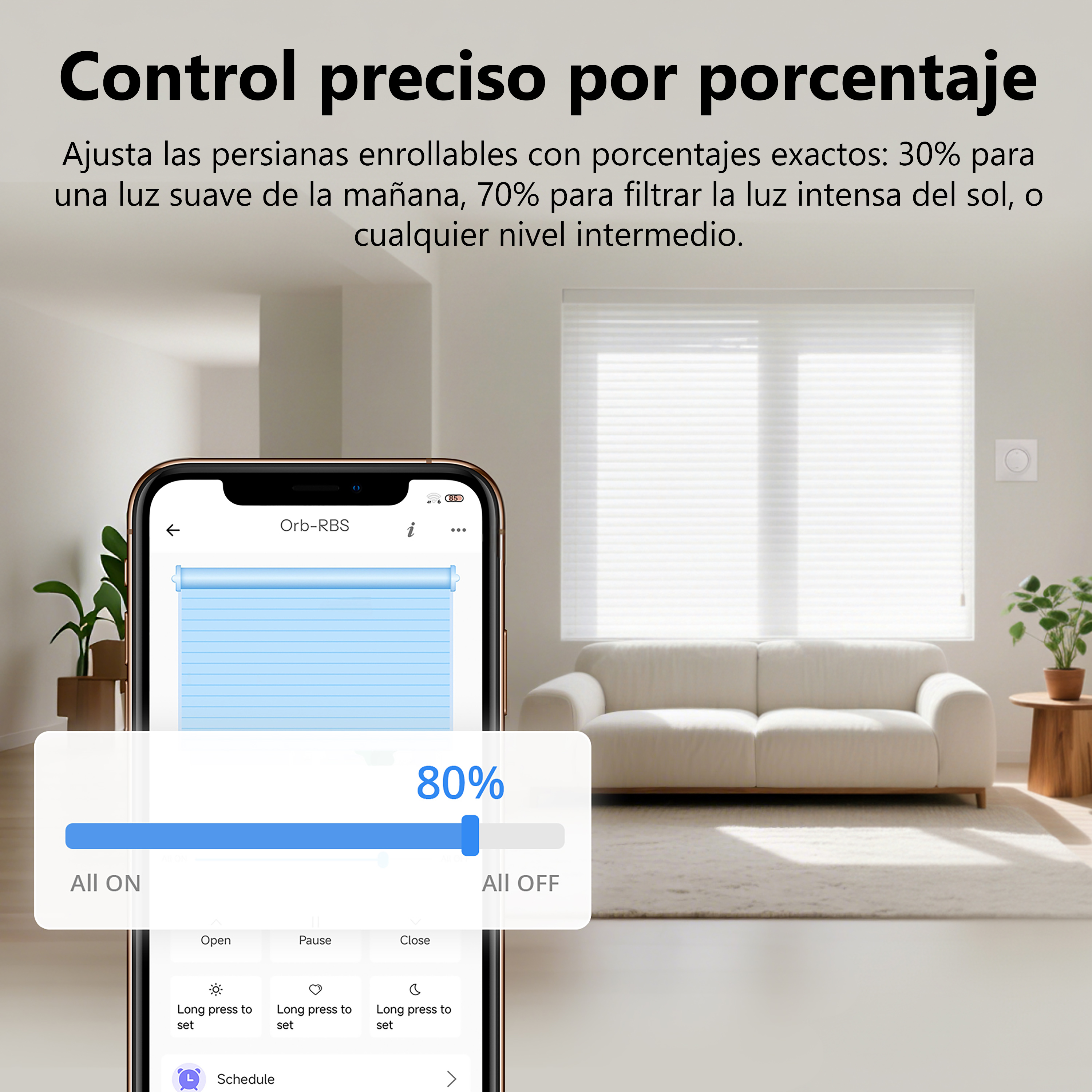 Un smartphone muestra una app de persianas al 80% en un salón con sofá.