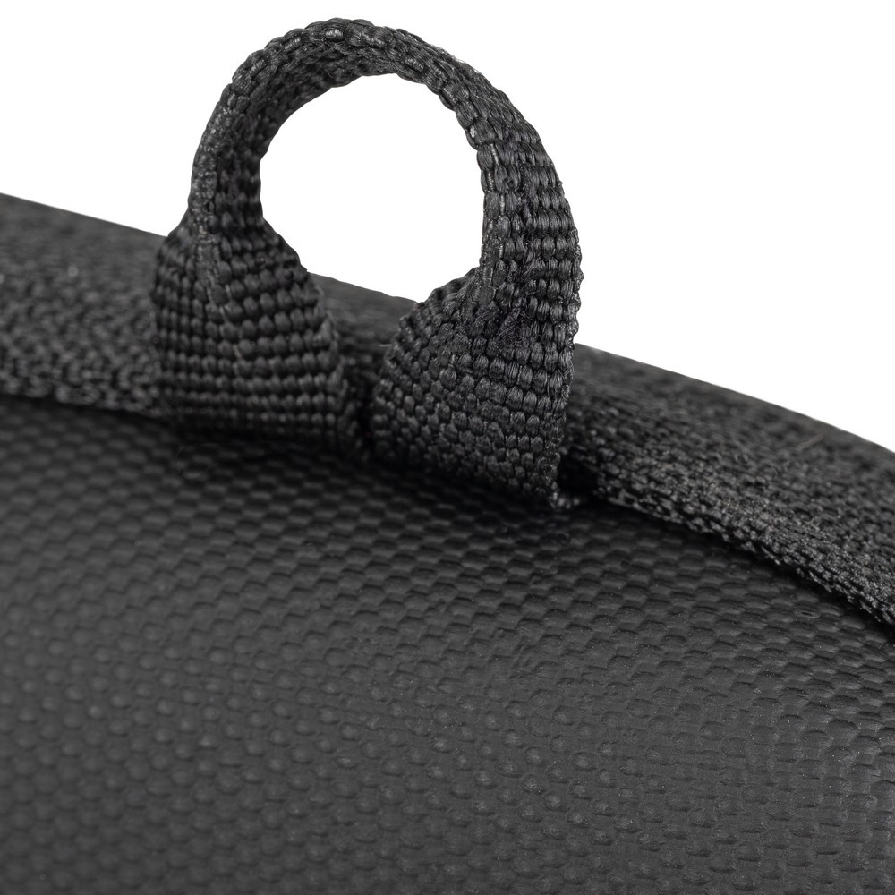 Anello in tessuto nero su una borsa nera con motivo a nido d'ape.