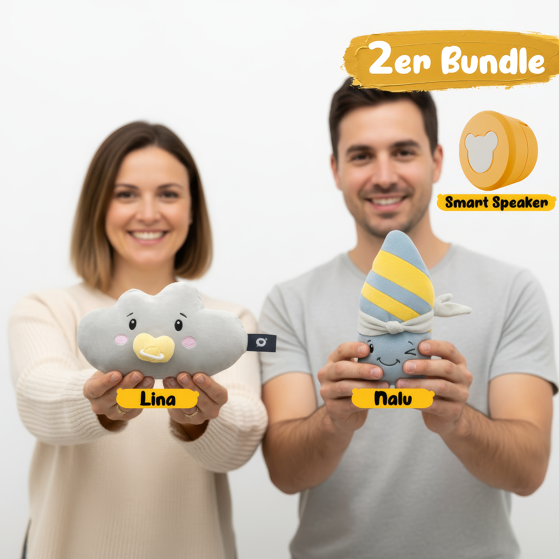 Ein lächelndes Paar hält Plüschtiere: Lina (Wolke) und Nalu (blauer Kegel). Ein Smart Speaker ist auch zu sehen.