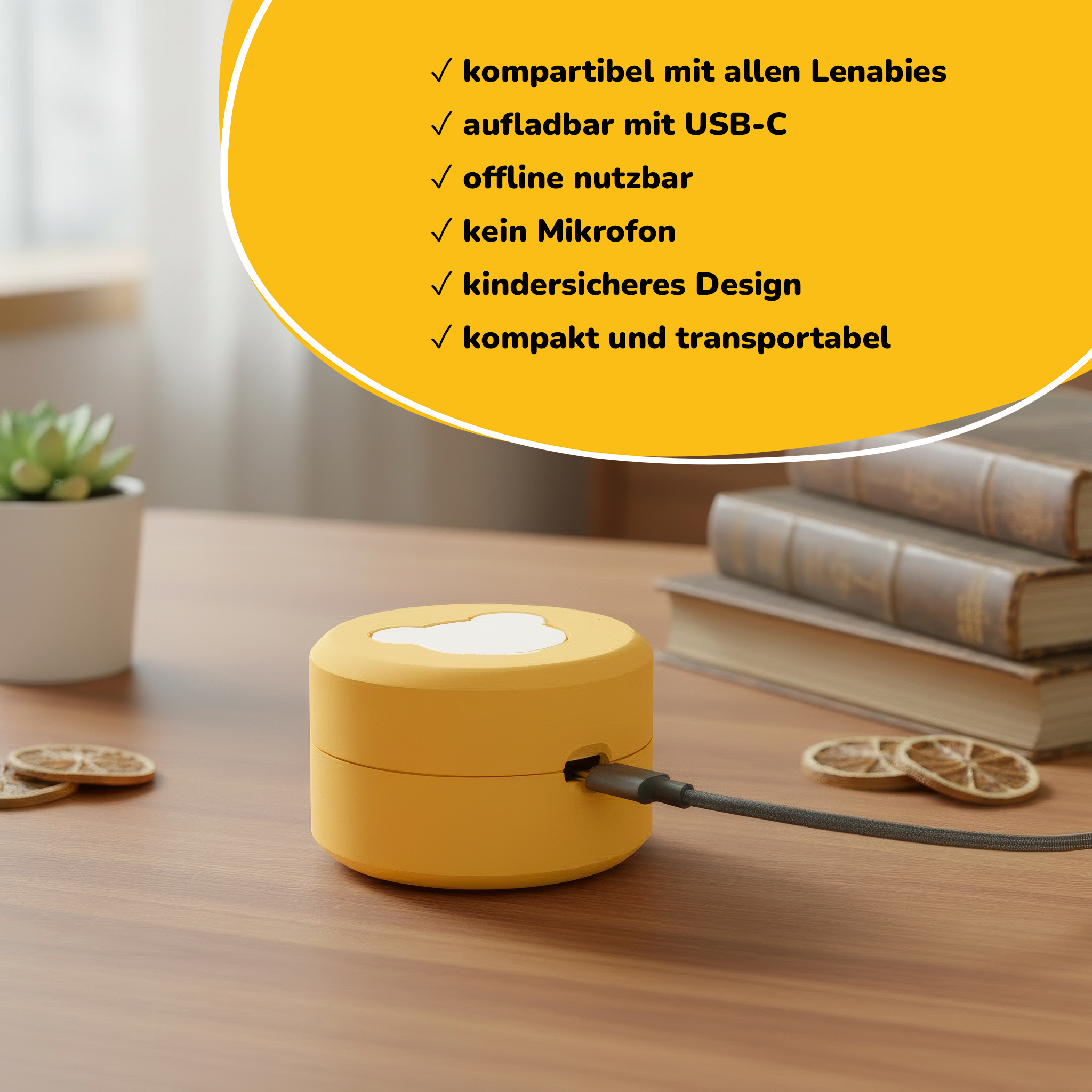 Gelbes Gerät mit USB-C-Kabel, daneben Topf mit Pflanze und Bücher.