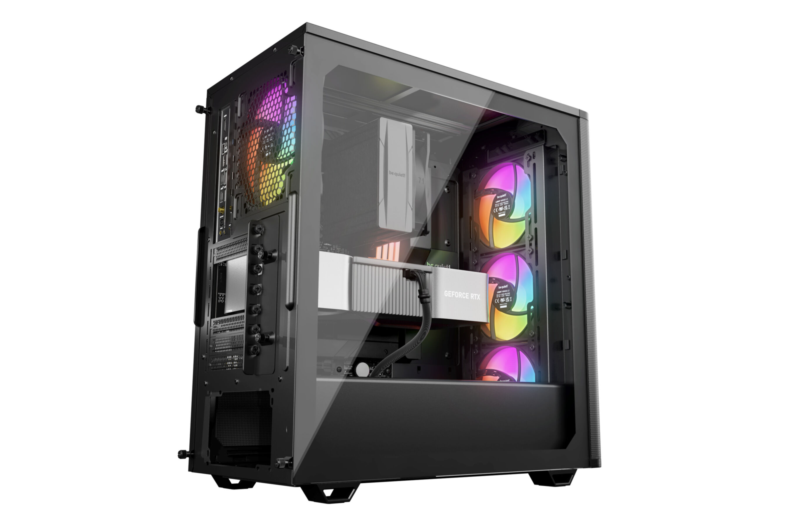 Czarna obudowa komputera z przezroczystym panelem bocznym, pokazująca wentylatory RGB i GPU GeForce RTX.