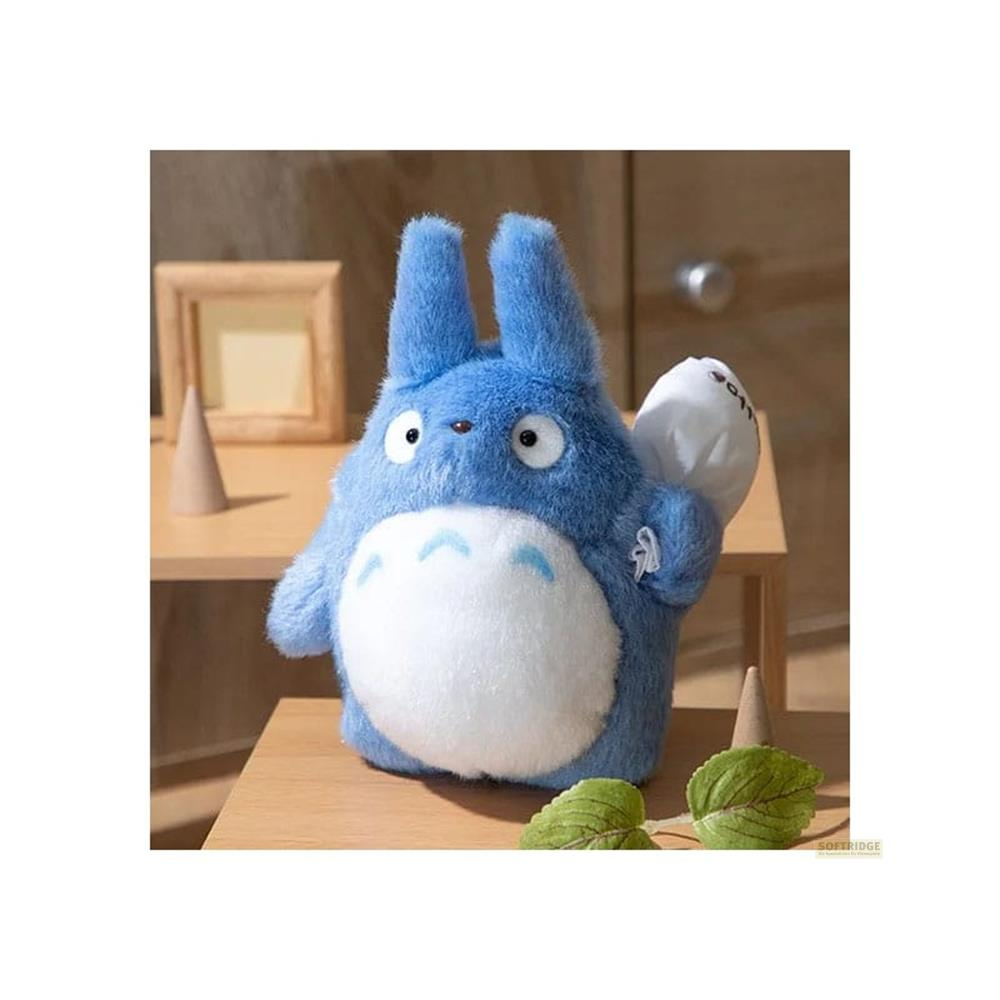 Blauer Plüsch-Totoro mit weißem Bauch und weißem Beutel auf der rechten Seite.