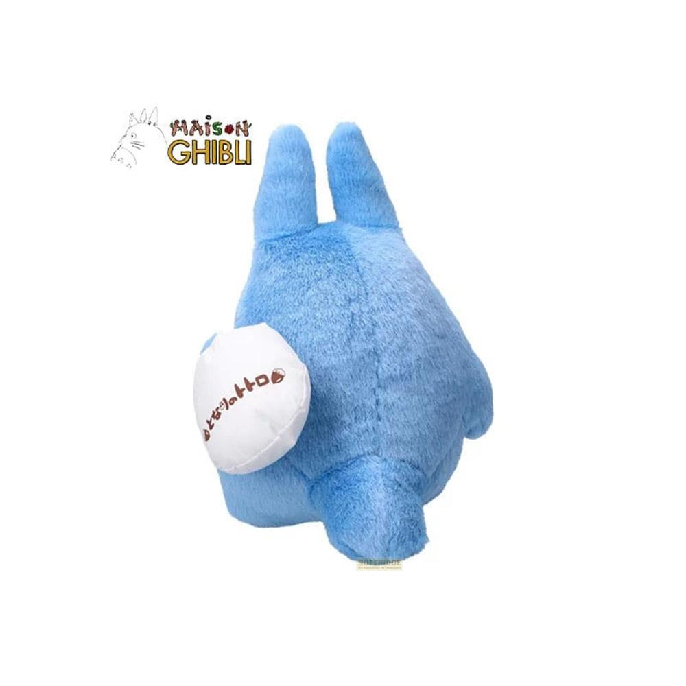 Ein blauer Plüsch-Totoro mit "Maison Ghibli" Logo.