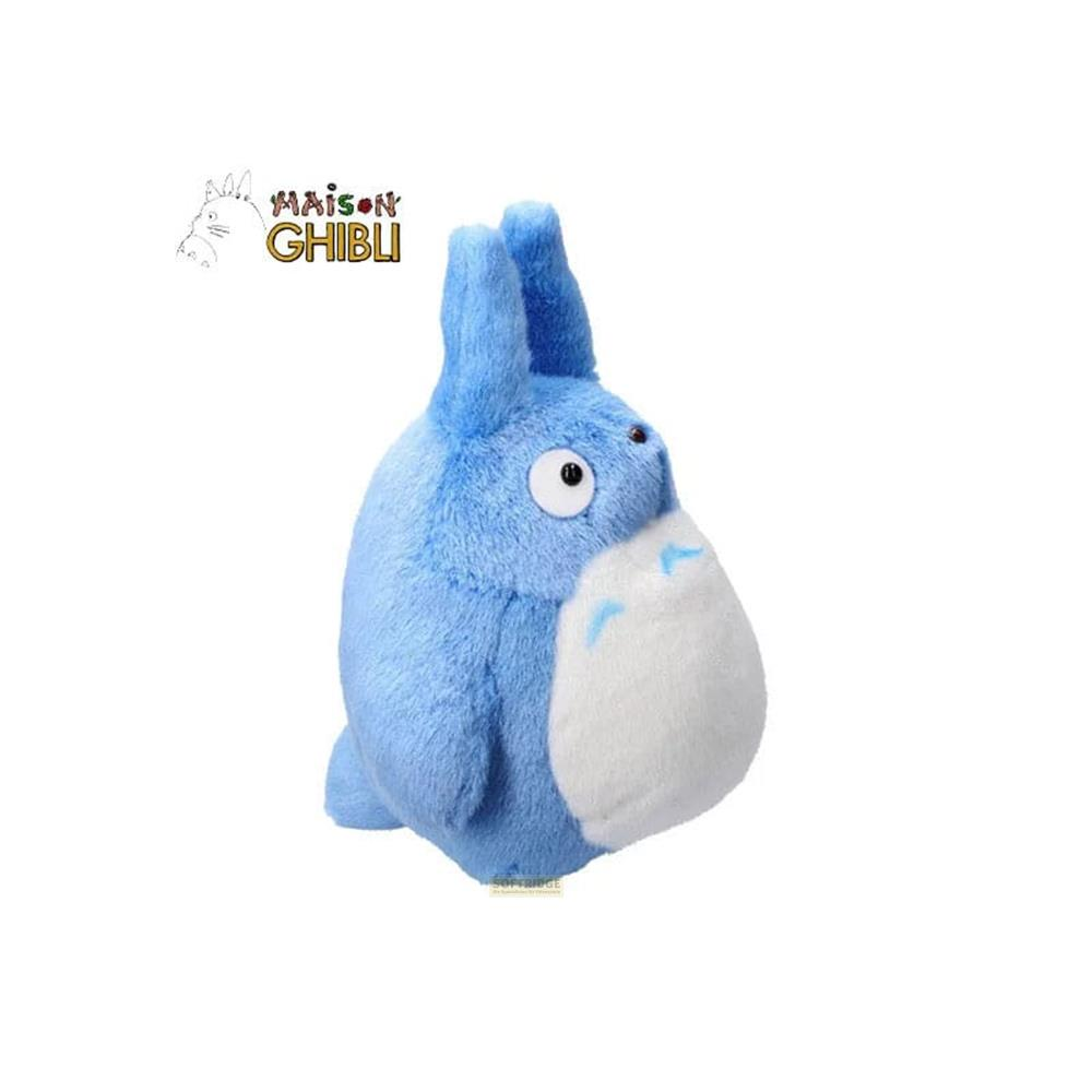Ein blauer Plüsch-Totoro mit weißem Bauch und Ohren vor weißem Hintergrund.