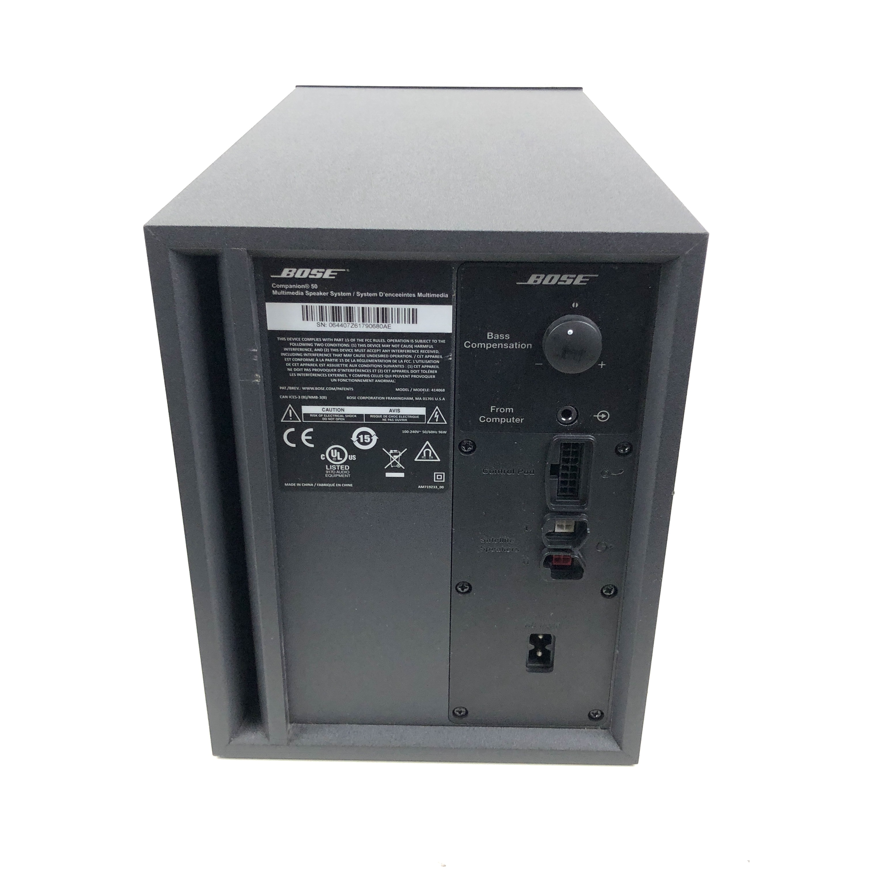 Rückseite eines schwarzen Bose Companion 50 Lautsprechers mit Anschlüssen, Beschriftungen und Logo.