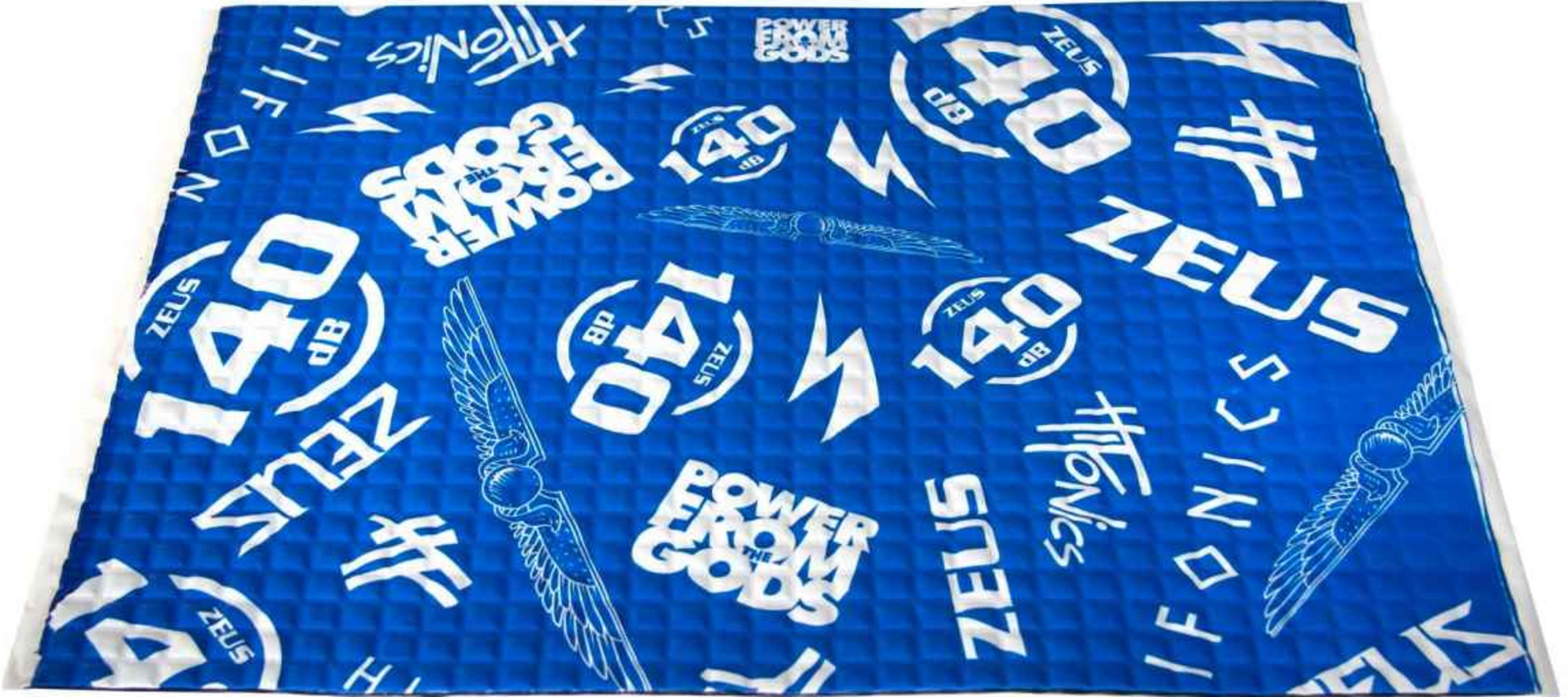Blauer Stoff mit weißen Text- und Symbolmustern, darunter 140 dB, Zeus und Flügel.