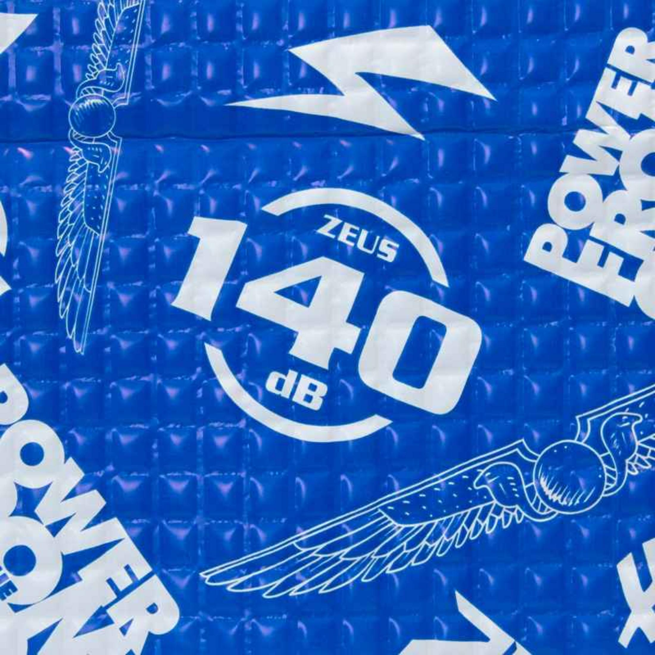 Blauer Hintergrund mit weißen Symbolen: 140 dB, Zeus, Blitz und Flügel.