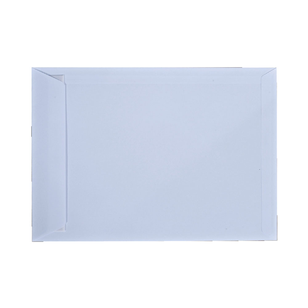 Een lichte, lege envelop van bovenaf gezien op een witte achtergrond.