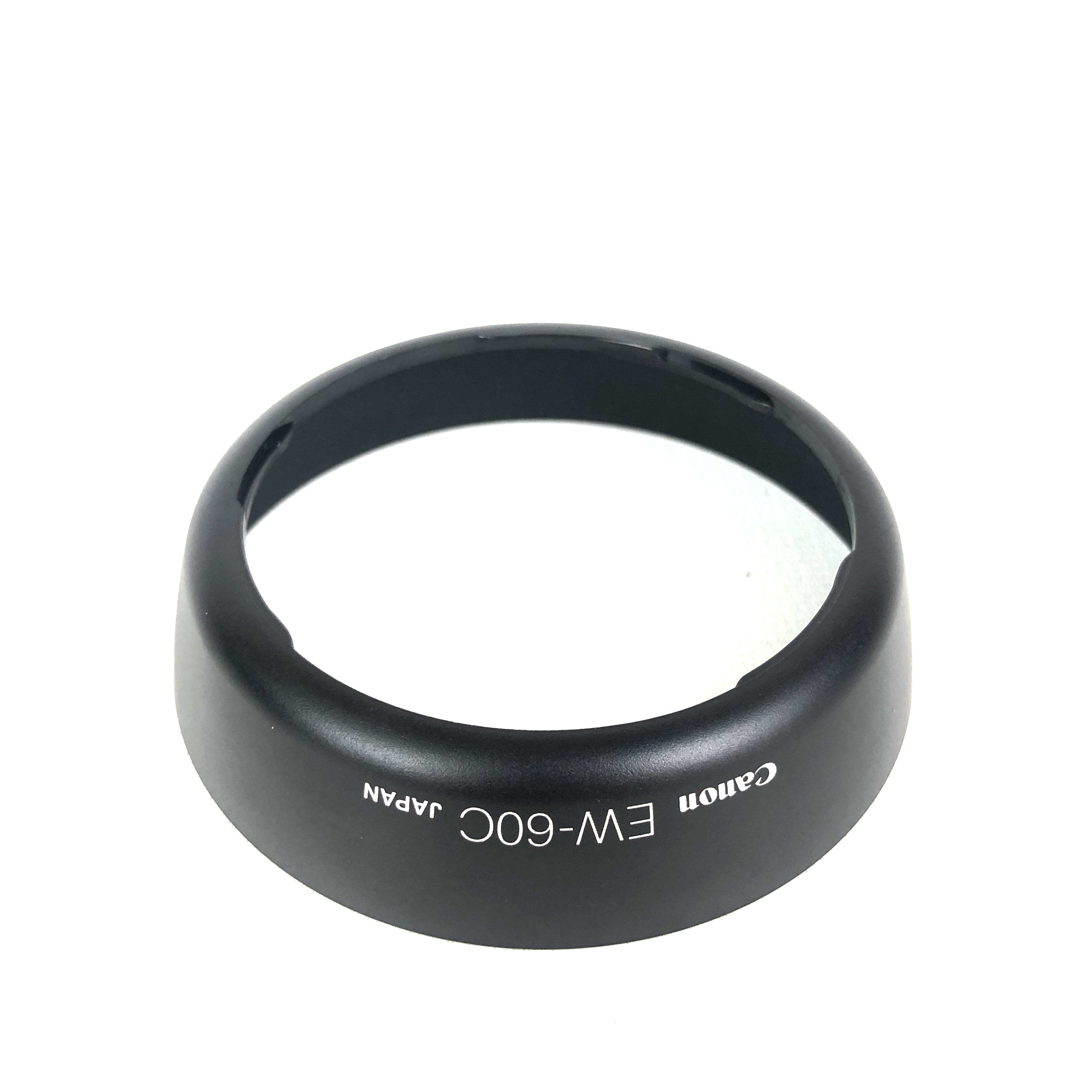 Un paraluce nero con scritta "Canon EW-60C JAPAN" su sfondo bianco.