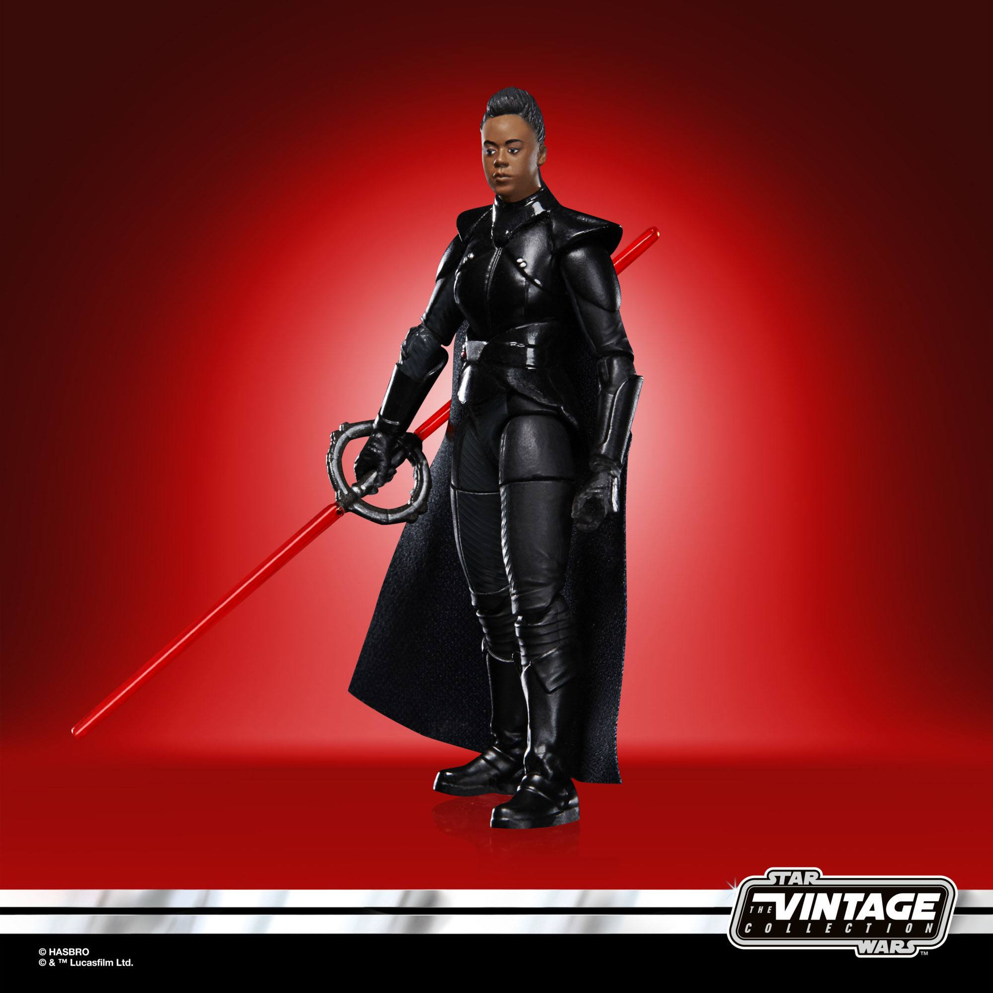 Action figure femminile in abito nero con spada laser rossa e elsa ad anello.