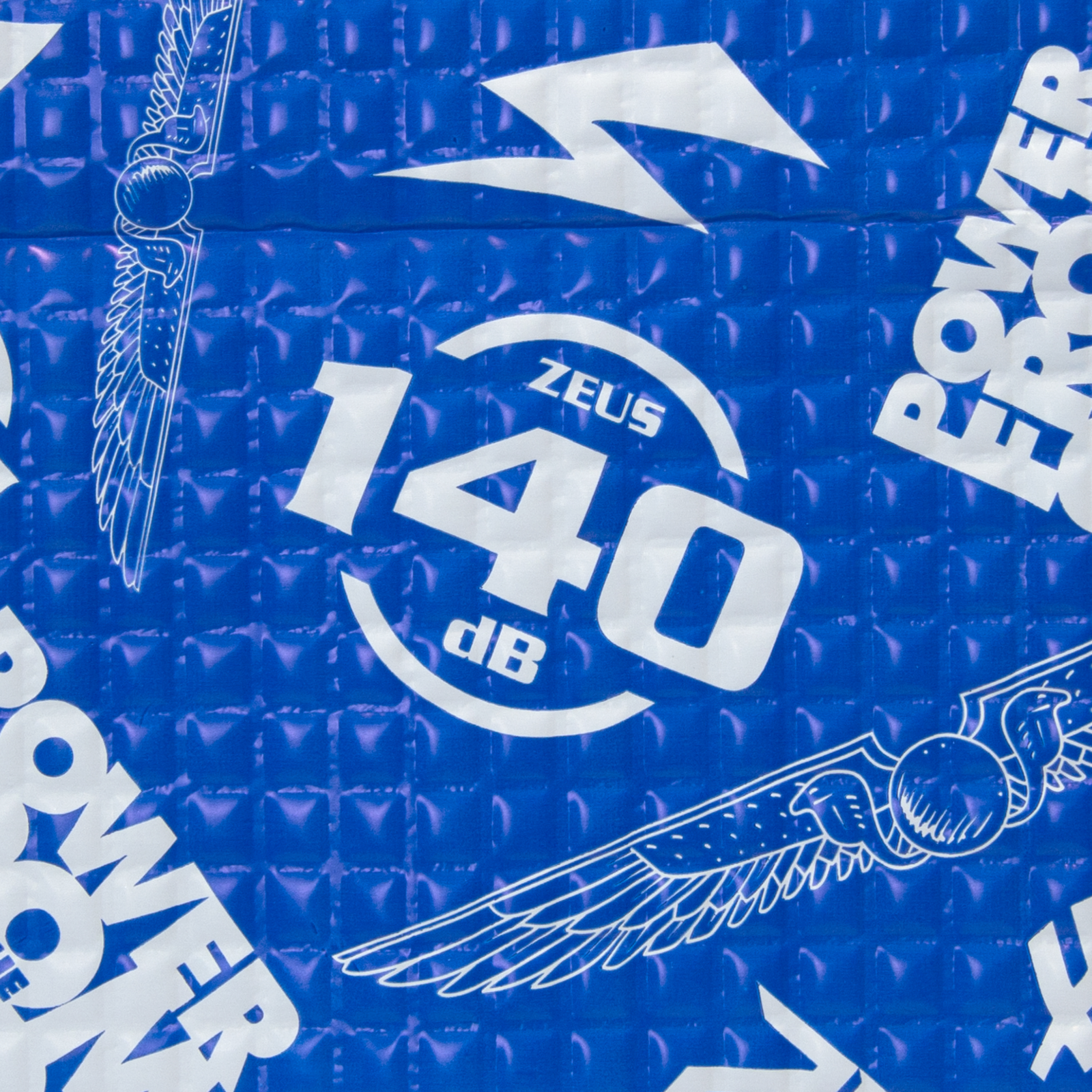 Blauer Untergrund mit weißen Symbolen: Zeus 140 dB, Blitz, Flügel, Schriftzug POWER.