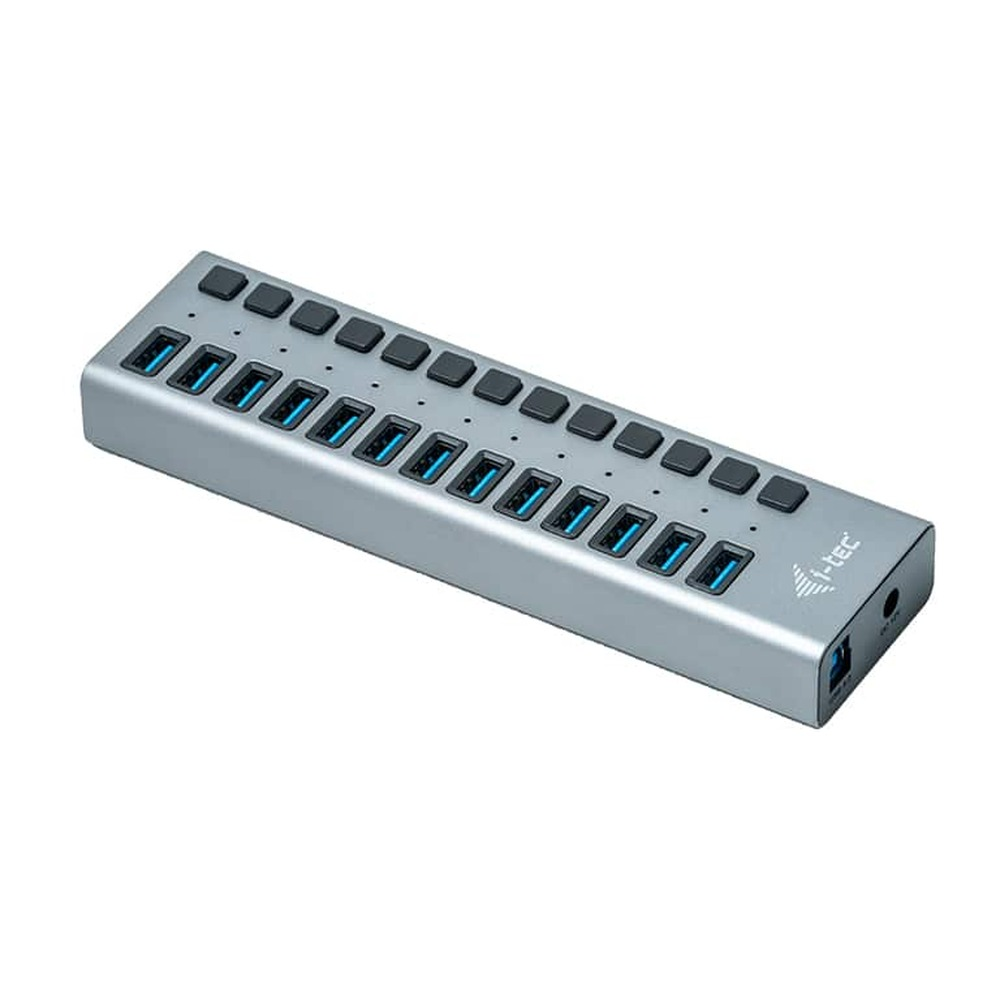 Hub USB argentato con 16 porte e interruttori neri.
