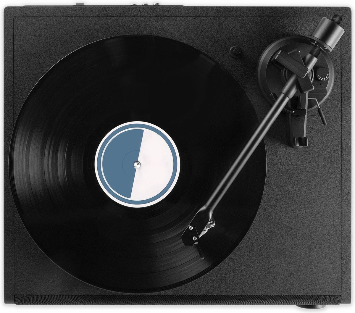 Platine vinyle noire avec un disque vinyle noir et une étiquette bicolore.