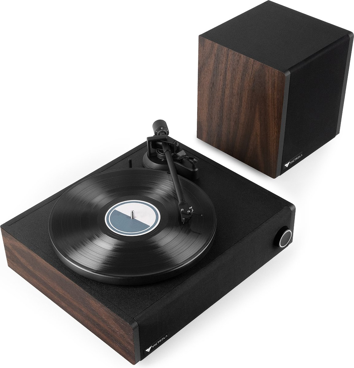 Un tourne-disque Victrola noir avec un disque vinyle tournant et une enceinte en bois.