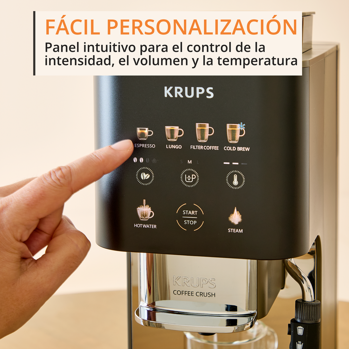 Eine Hand berührt das Bedienfeld einer Krups-Kaffeemaschine mit Symbolen.