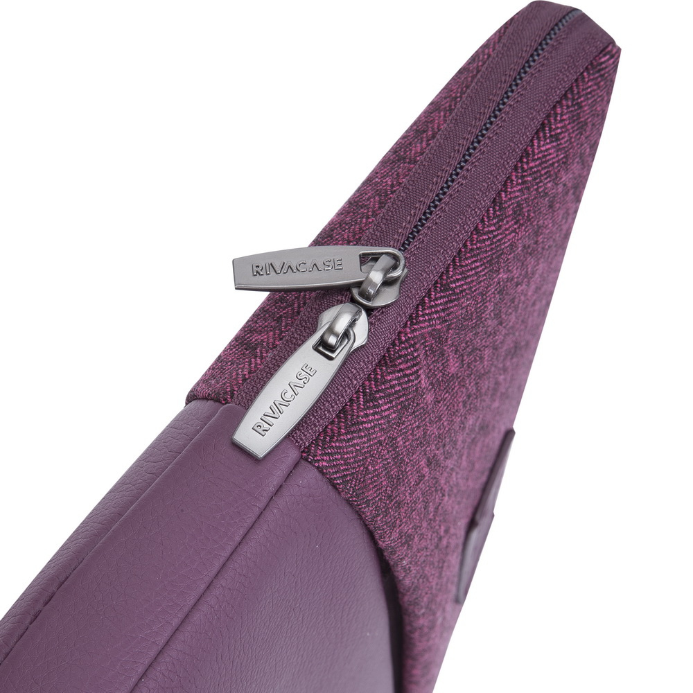 Custodia viola per laptop con cerniera e logo RIVACASE, primo piano.