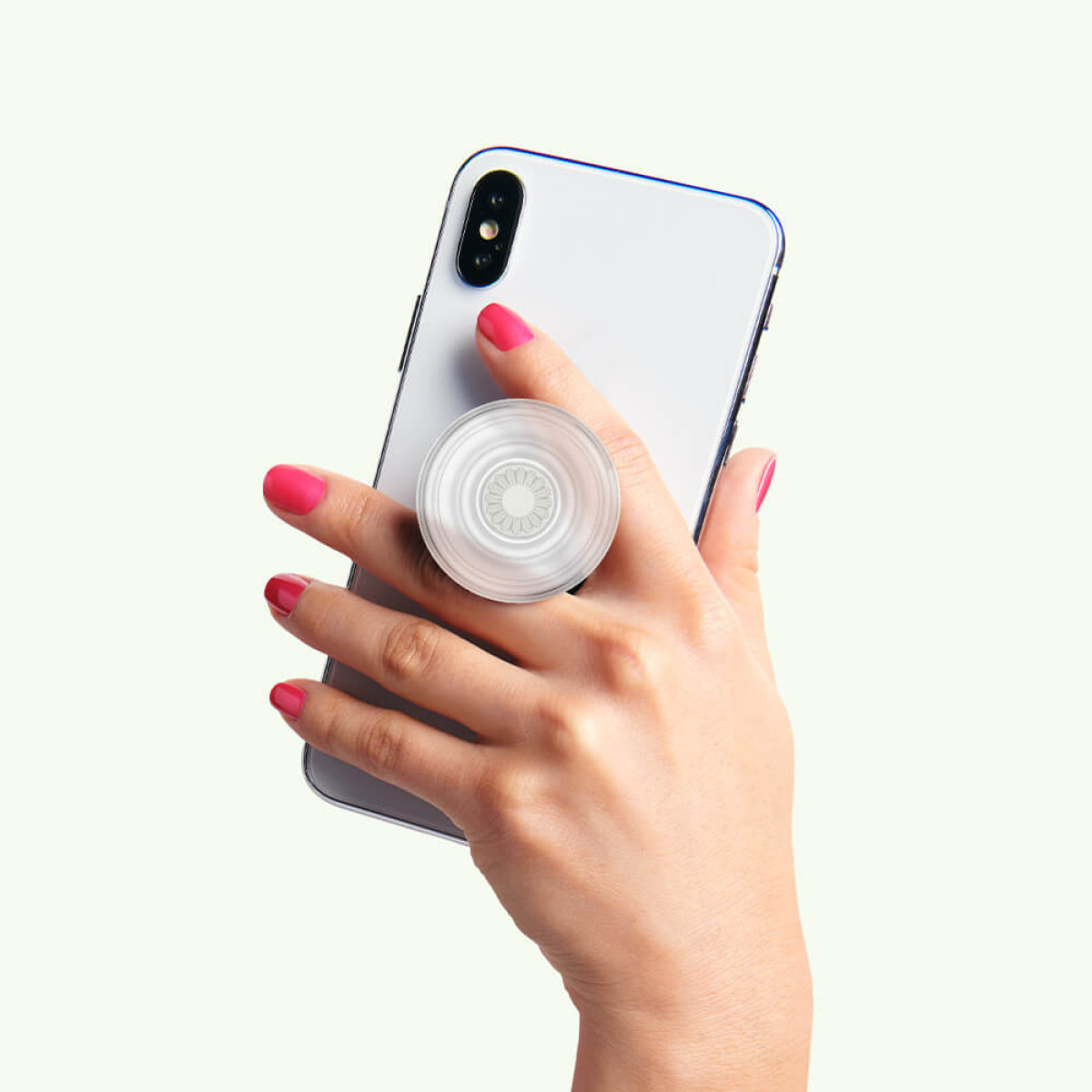 Eine Hand mit roten Nägeln hält ein weißes Smartphone mit einem durchsichtigen Griff.