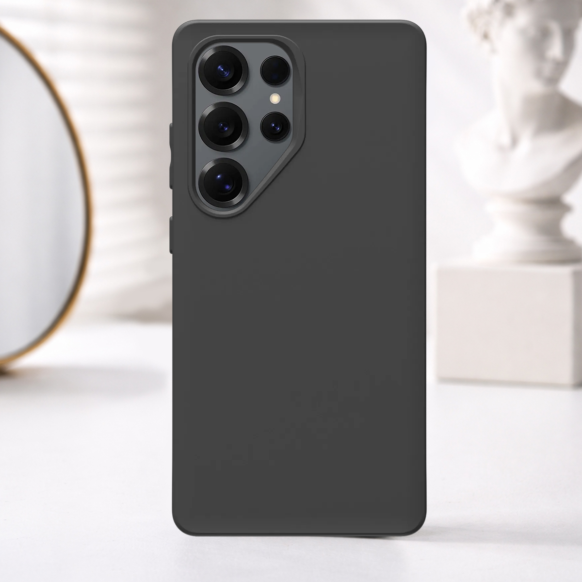 Coque de téléphone gris foncé avec quatre appareils photo au dos.