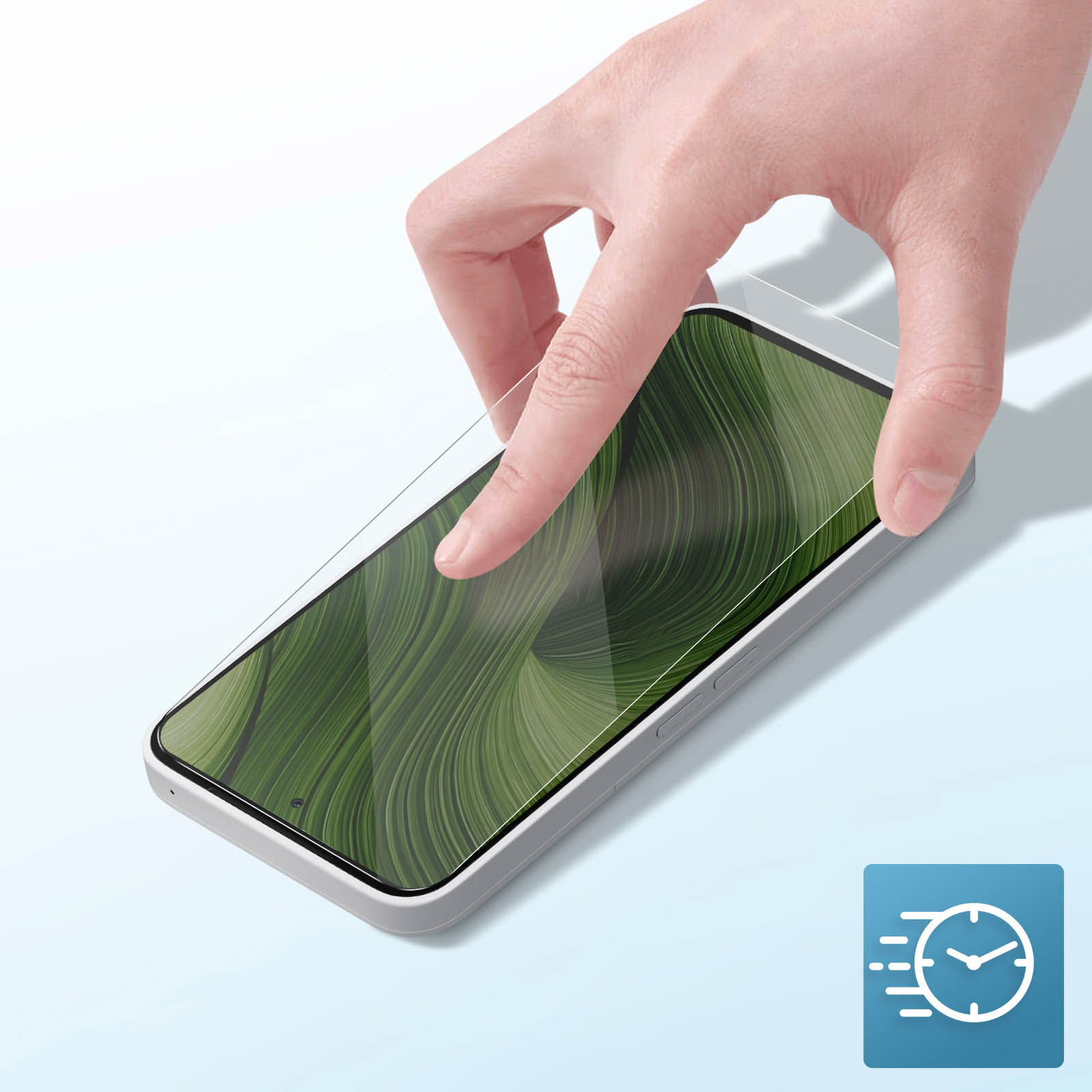 Una mano appoggia una protezione per lo schermo su uno smartphone con sfondo verde.