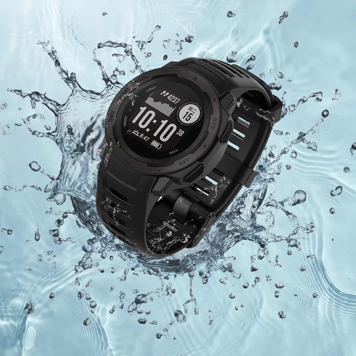 Czarny smartwatch w rozpryskach wody, pokazujący 10:10 i dane treningowe.