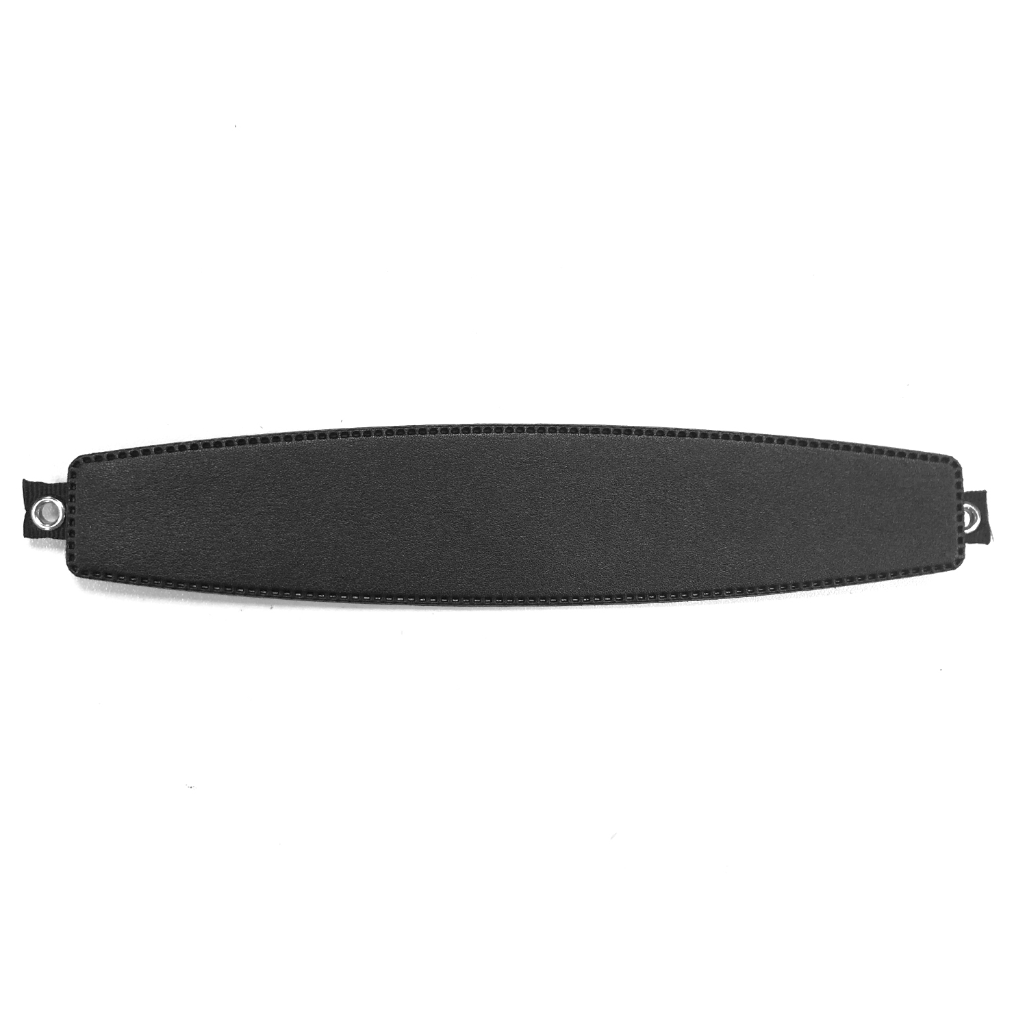 Zwarte riem met zilveren oogjes en stiksels.