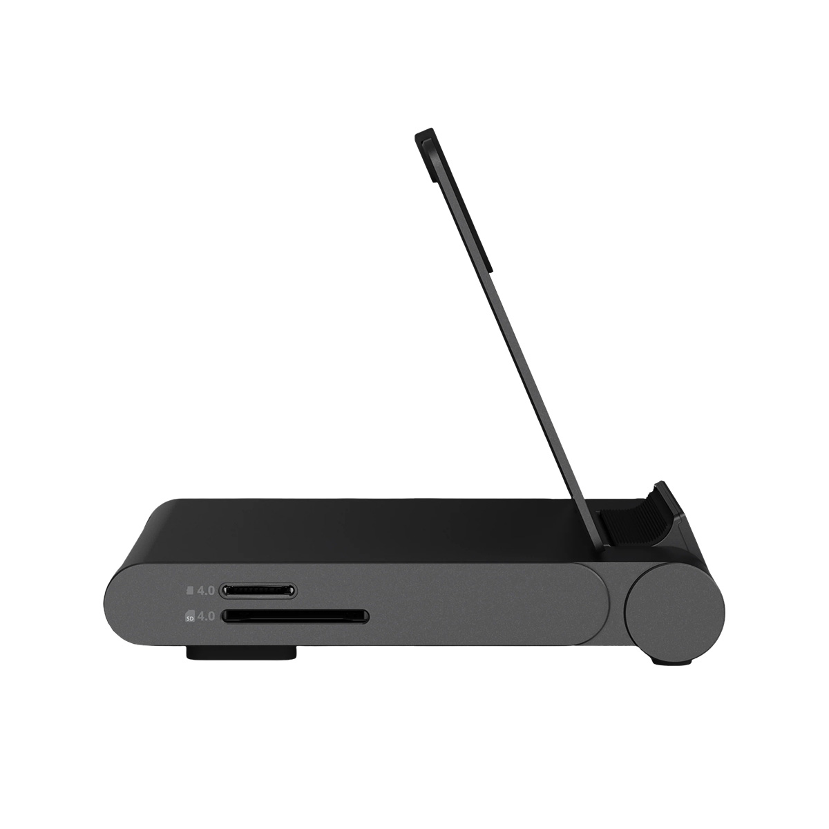 Un dispositivo nero multiport con slot SD e USB-C e un supporto inclinato.