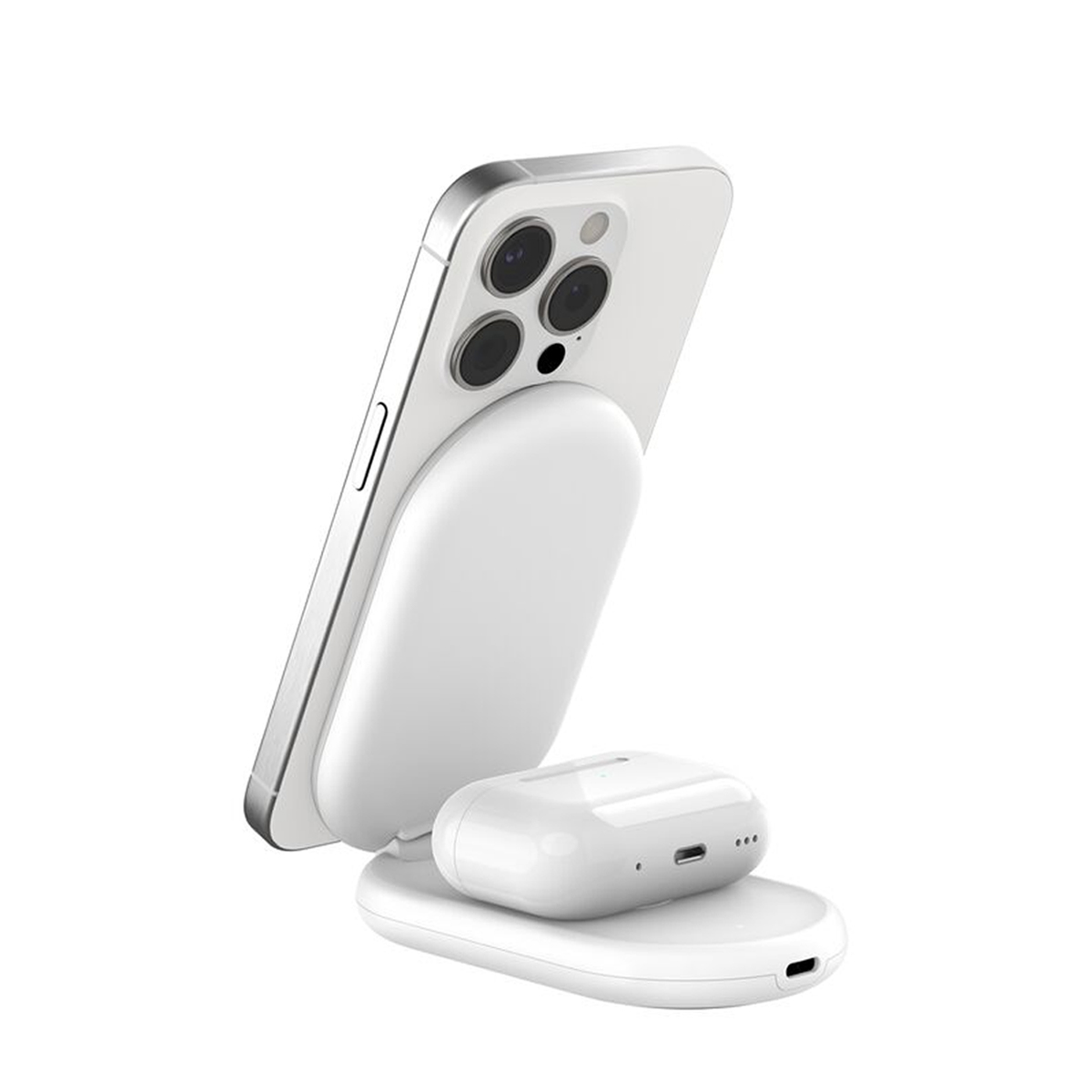 Ein weißes iPhone mit einer Ladehülle und AirPods-Ladegerät auf einem weißen Ständer.