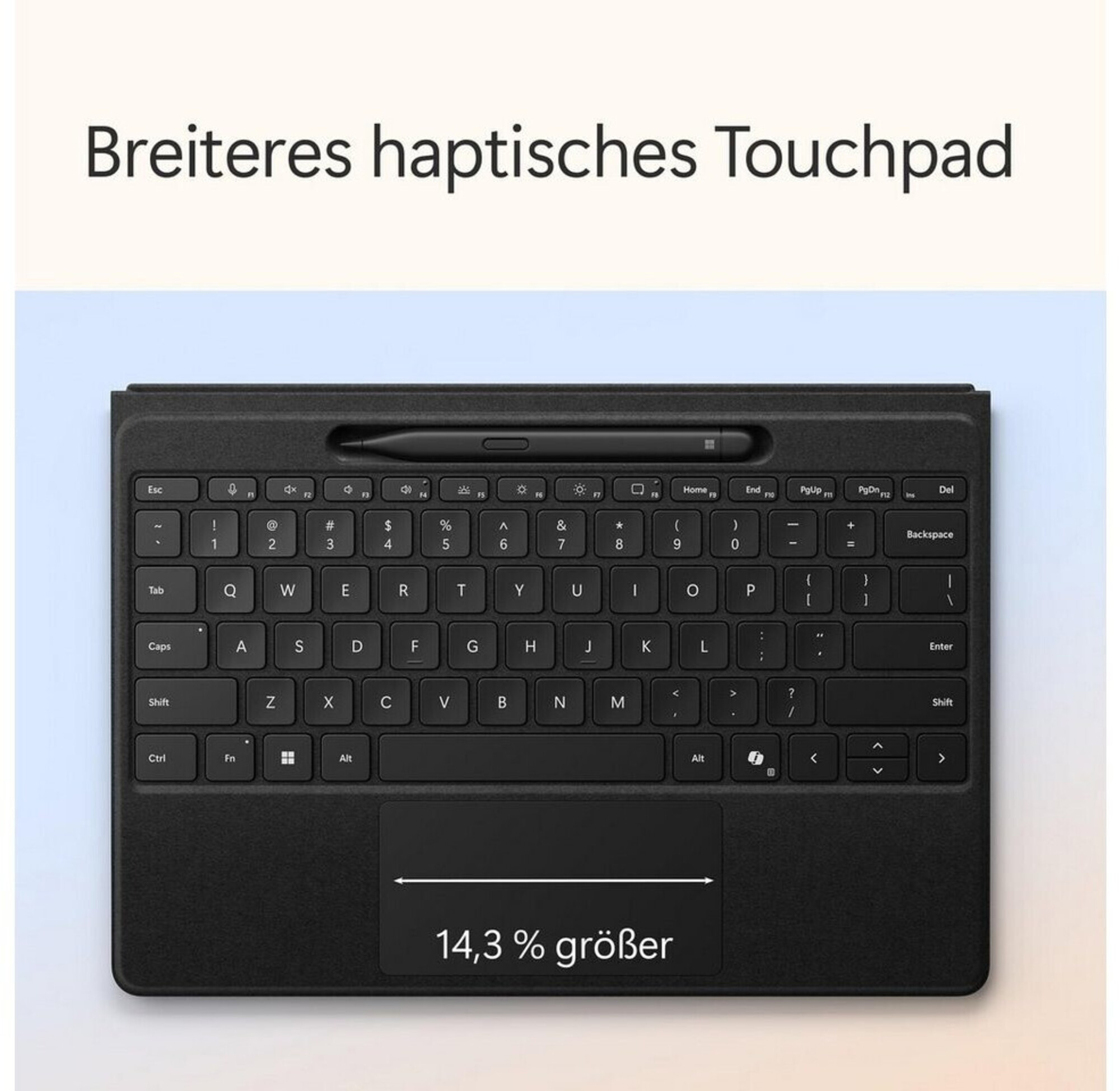 Tastiera nera con porta penna e un ampio touchpad, più grande del 14,3%.