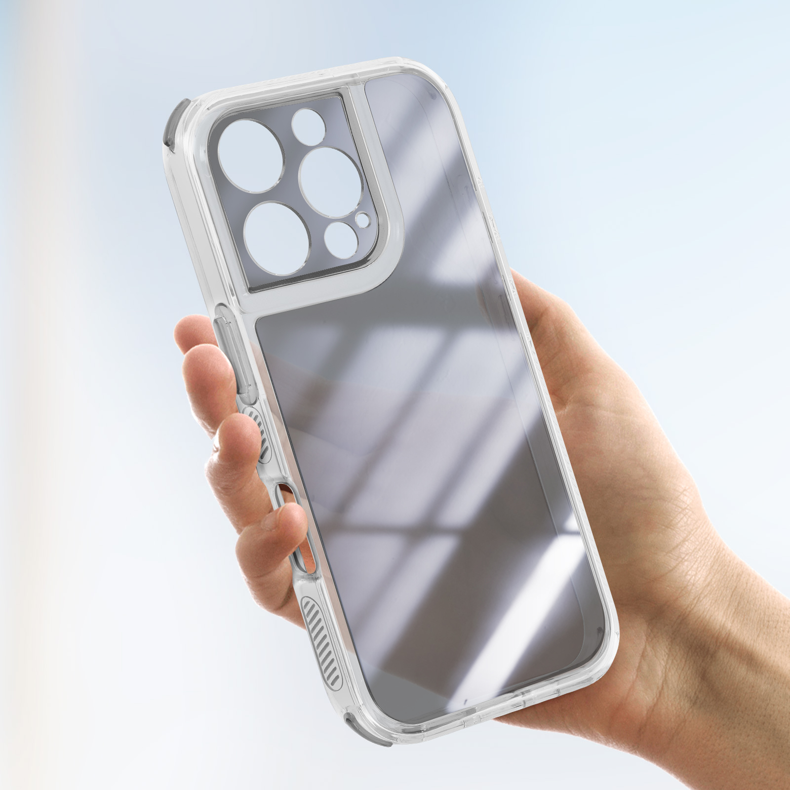 Una mano tiene una custodia trasparente per telefono con quattro ritagli per obiettivi.