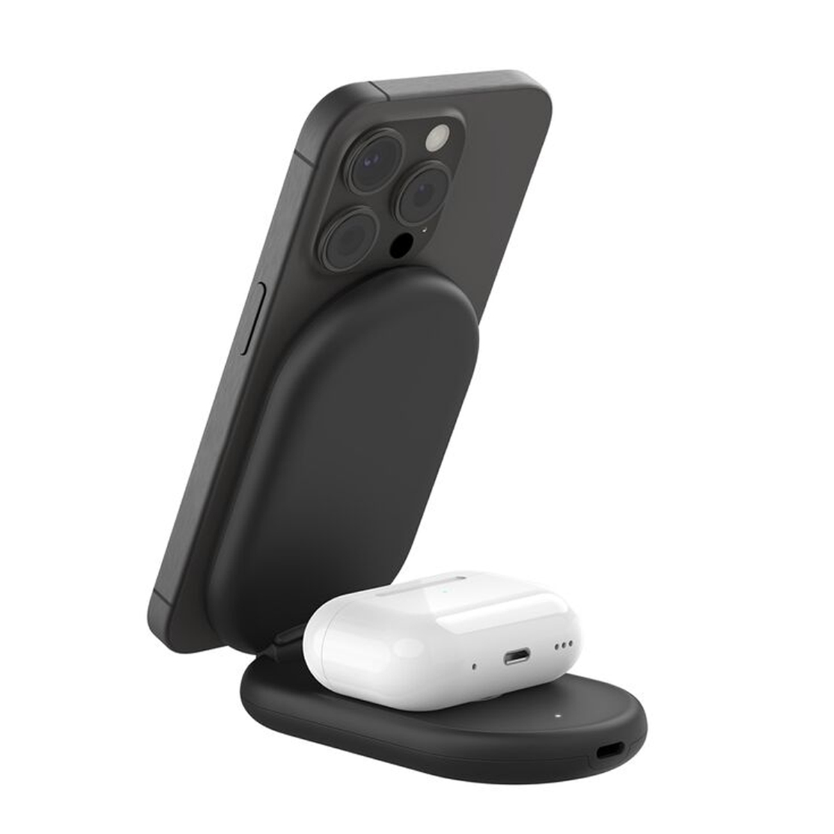 Un iPhone nero con custodia nera su supporto nero, in carica AirPods bianchi.