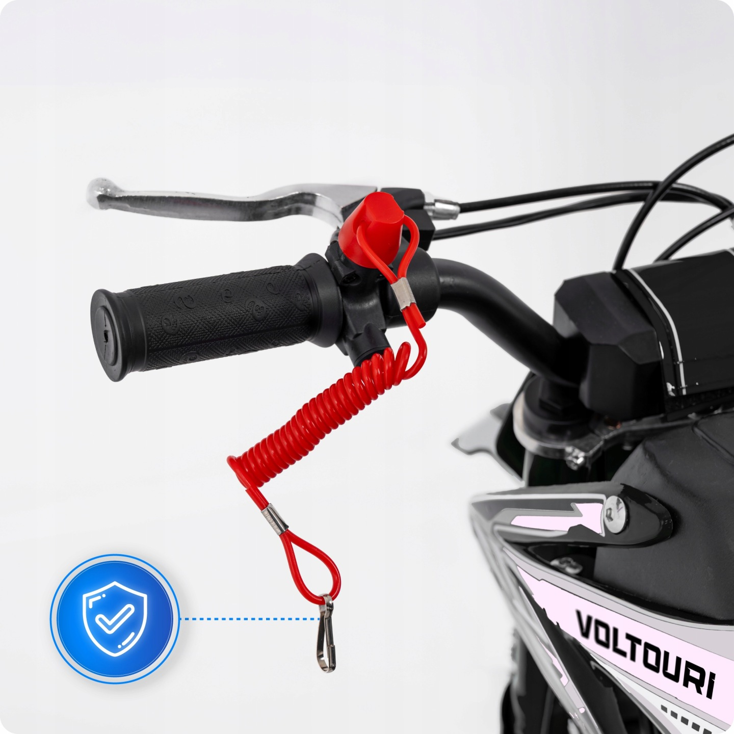 Czerwony przewód awaryjnego zatrzymania z klipsem na kierownicy motocykla.