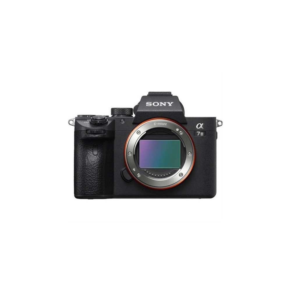 Zwarte Sony Alpha 7 III camera met E-mount lensvatting en zilveren ring.