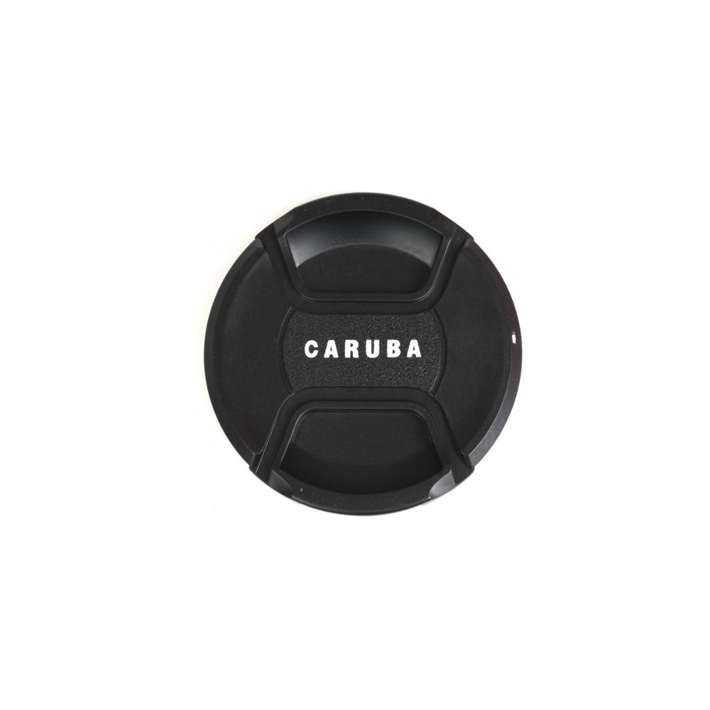 Zwarte lensdop met witte tekst 'CARUBA', op witte achtergrond.