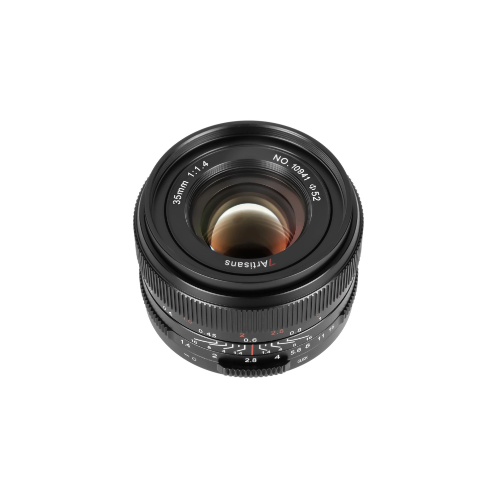 Een zwarte cameralens met 35mm 1:1.4 Artisans-markering.