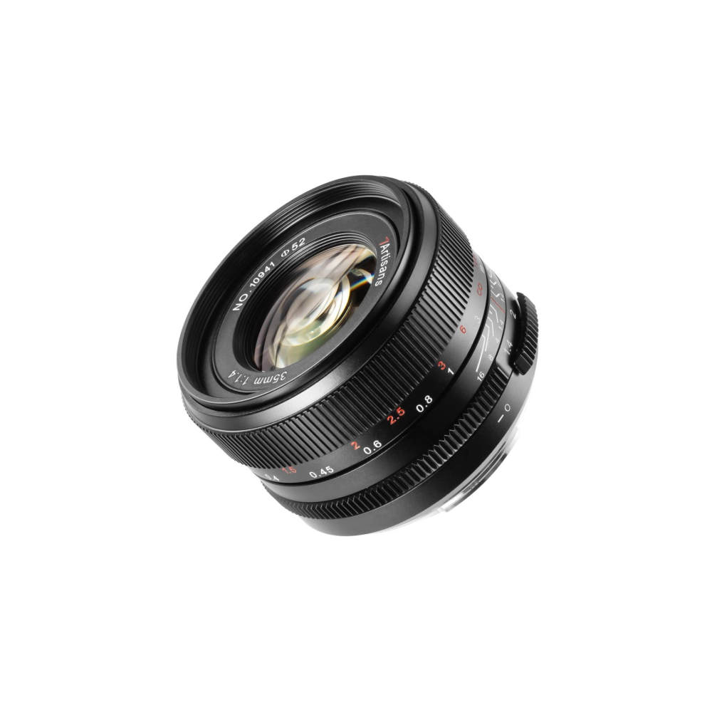 Een zwarte cameralens met f/1.4 en 35mm brandpuntsafstand, op witte achtergrond.