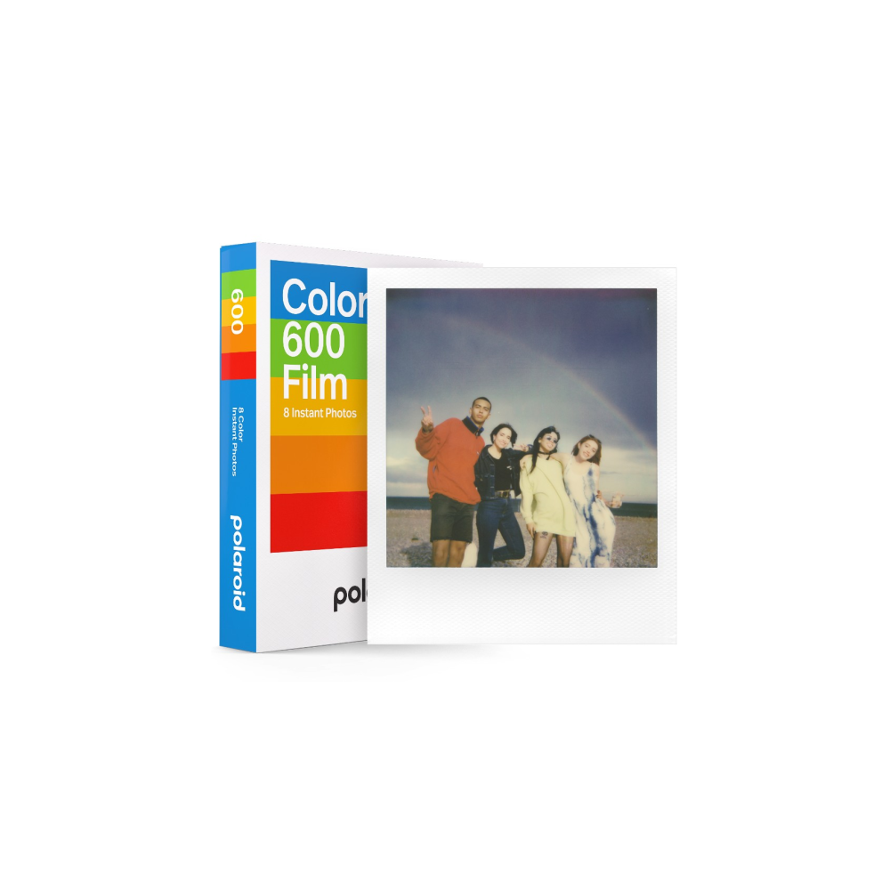 Caja de película Polaroid 600 junto a una foto instantánea de cuatro personas con un arcoíris.