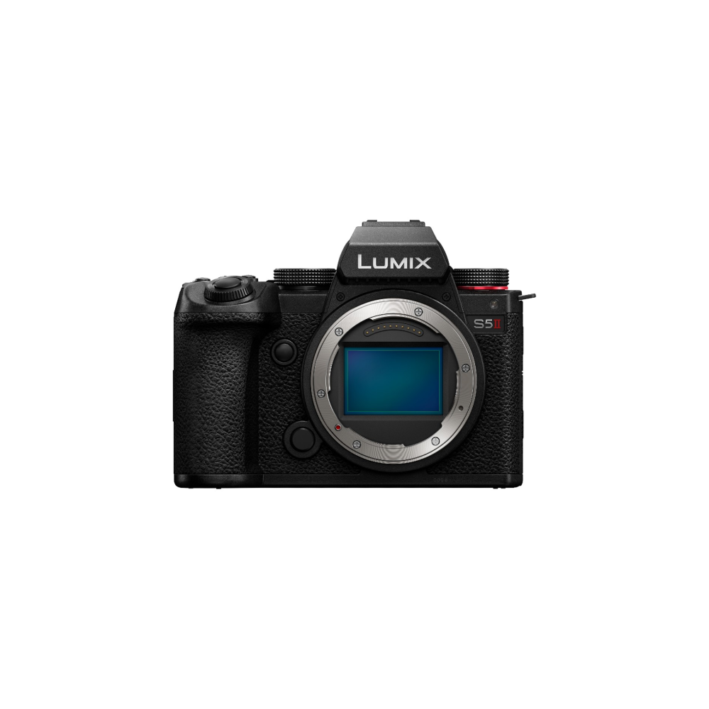 Een zwarte Panasonic Lumix S5II camera met sensor in focus, tegen een witte achtergrond.