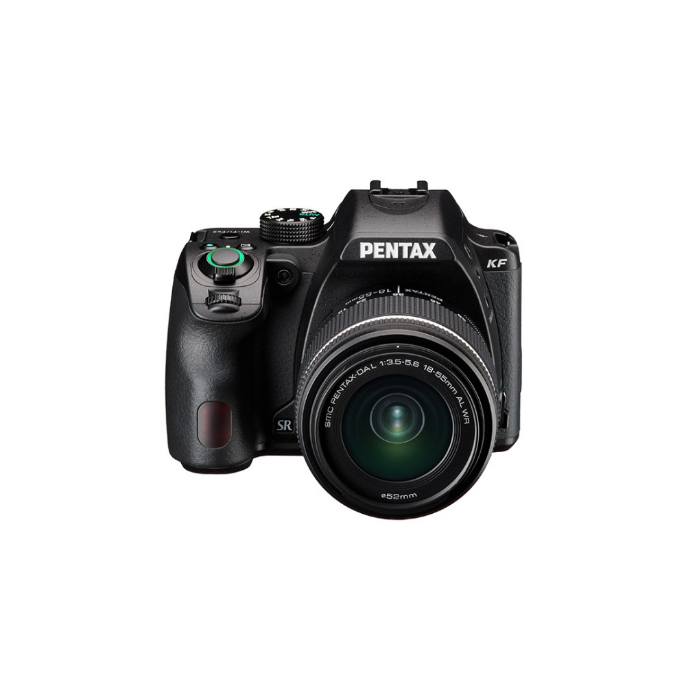Zwarte Pentax digitale camera met lens, studio-opname.