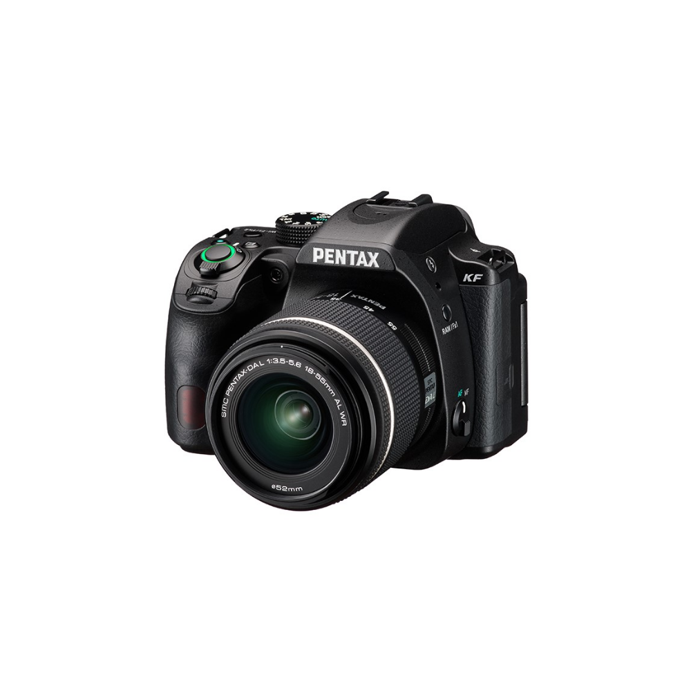 Een zwarte Pentax spiegelreflexcamera met een 18-55mm lens.