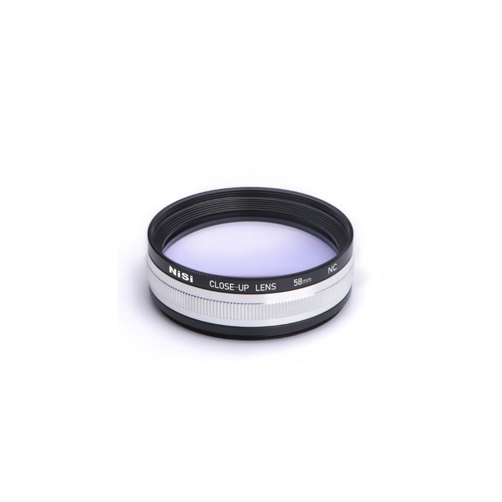 Een Nisi 58mm close-up lens met zilveren en zwarte rand op witte achtergrond.